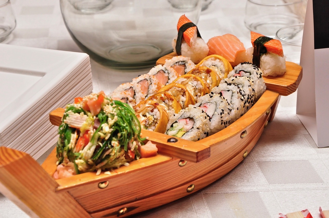 food, sushi, boat-2200139.jpg